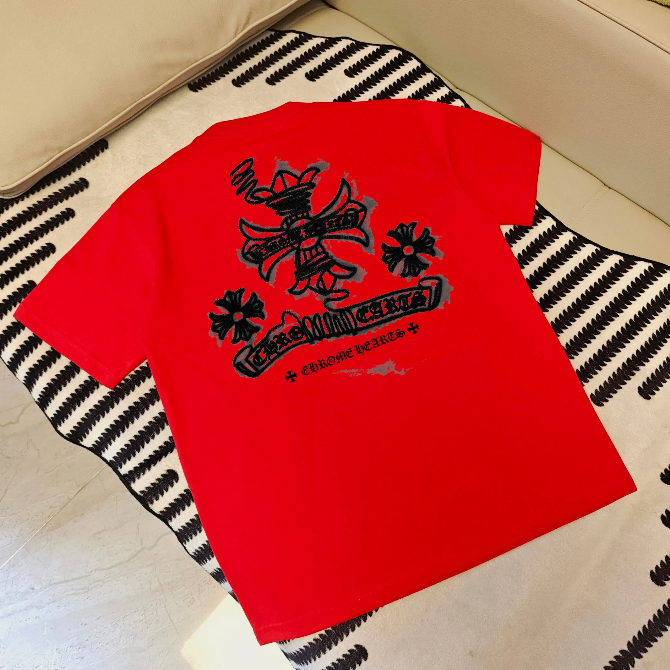🅿️190 Croix Heart🔥🔥4050 new spring and summer fashionable round neck short sleeves👍high-end customized versatile style! It is more practical and can be easily controlled by anyone 🔥Made from 95% cotton + 5% Tencel 🔥fabric, it feels very nice, does not cause pilling, and does not deform. It is luxurious and classic 🐮logo design, very classy 👍A must buy for those who know the goods! The cut is a loose fit, suitable for both men and women! It shows your aura and also highlights your sophistication. This is its uniqueness. The effect on the upper body is very good. Size: S-XXL ⚠️Reference (model trying on, height 173cm, weight 145kg, wearing size L), can wear up to 200kg.